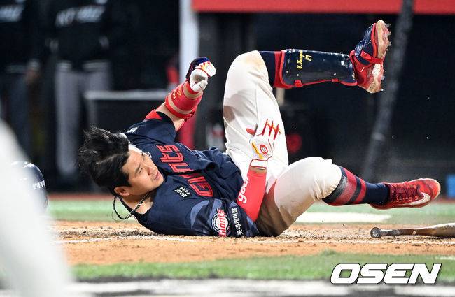 머리로 향하는 원상현에 공에 놀라 넘어진 유강남