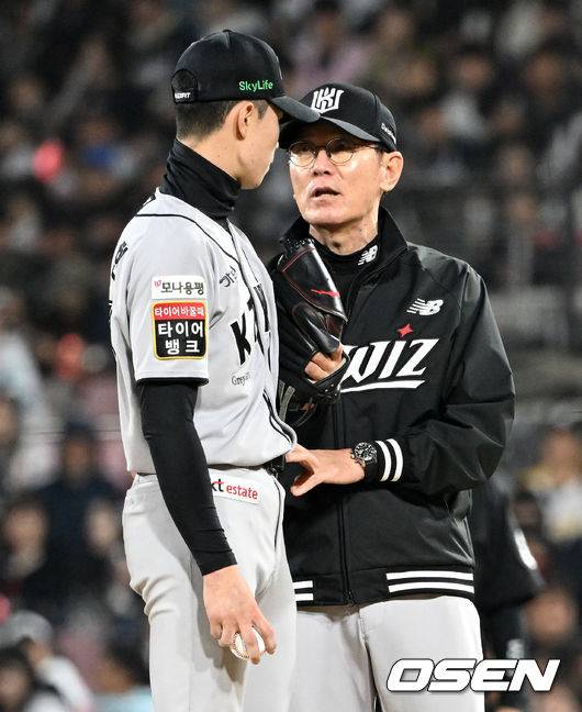 마운드 방문해 원상현 다독이는 이강철 감독