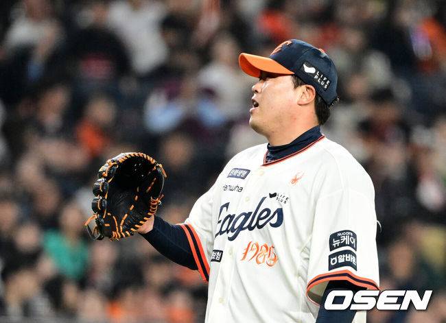 [OSEN=대전, 지형준 기자] 11일 오후 대전 한화생명볼파크에서 2025 신한 SOL Bank KBO리그 한화 이글스와 키움 히어로즈의 경기가 열렸다.이날 한화는 류현진, 키움은 김윤하를 선발로 내세웠다.5회초 무사에서 한화 류현진이 키움 김웅빈에 볼넷을 허용하며 아쉬워하고 있다. 2025.04.11 / jpnews@osen.co.kr