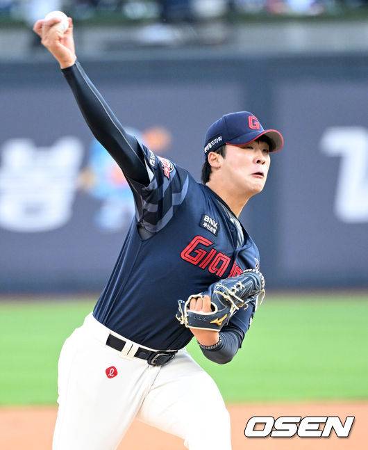 [OSEN=수원, 이대선 기자] 11일 오후 수원 KT위즈파크에서 2025 신한 SOL Bank KBO리그 KT 위즈와 롯데 자이언츠의 더블헤더 2차전 경기가 열렸다.KT는 오원석, 롯데는 이민석을 선발 투수로 내세웠다.1회말 무사에서 롯데 선발투수 이민석이 역투하고 있다. 2025.05.11 /sunday@osen.co.kr