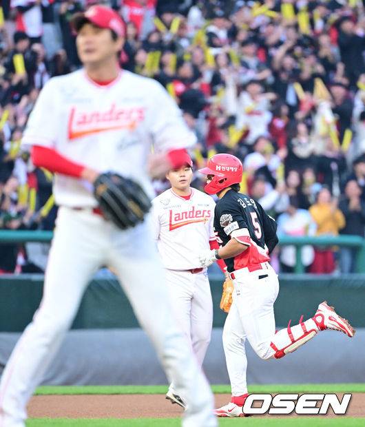 [OSEN=인천, 최규한 기자] 프로야구 SSG 랜더스가 KIA 타이거즈에 승리하며 3연패에서 벗어났다.&nbsp;SSG는&nbsp;11일 인천SSG랜더스필드에서 열린 2025 KBO리그 KIA와 더블헤더 1차전에서 8-4로 승리했다.&nbsp;SSG 조형우가 4타수 2안타 3타점으로 활약했다. 선발 미치 화이트는 5이닝 동안 4피안타(1피홈런) 4볼넷 3탈삼진 3실점(2자책)으로 시즌 3승째를 기록했다.4회초 1사 주자없는 상황 KIA 김도영이 선제 좌중간 솔로포를 날리고 그라운드를 돌고 있다. 2025.05.11 / dreamer@osen.co.kr