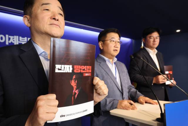 ▲더불어민주당 선대위 신속대응단장 강득구 의원 등이 11일 서울 여의도 당사에서 국민의힘 김문수 대선 후보 망언집 공개 관련 브리핑을 하고 있다. ⓒ연합뉴스