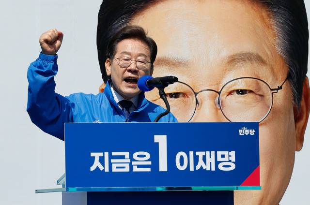 ▲더불어민주당 이재명 대선 후보가 6·3 대통령선거 공식 선거운동 첫날인 12일 서울 광화문 청계광장에서 열린 중앙선대위 출정식 및 첫 유세에서 시민들에게 지지를 호소하고 있다. ⓒ연합뉴스