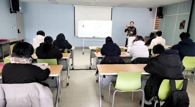 ▲사진은 검정고시 대비해 수업 하는 모습. ⓒ창원시