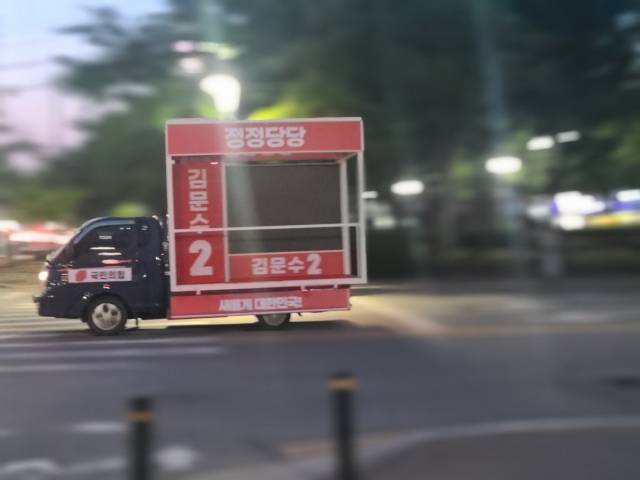 ▲12일 저녁 7시경에 익산지역 어양동에 나타난 유세차량이 지역을 돌고 있다. ⓒ프레시안