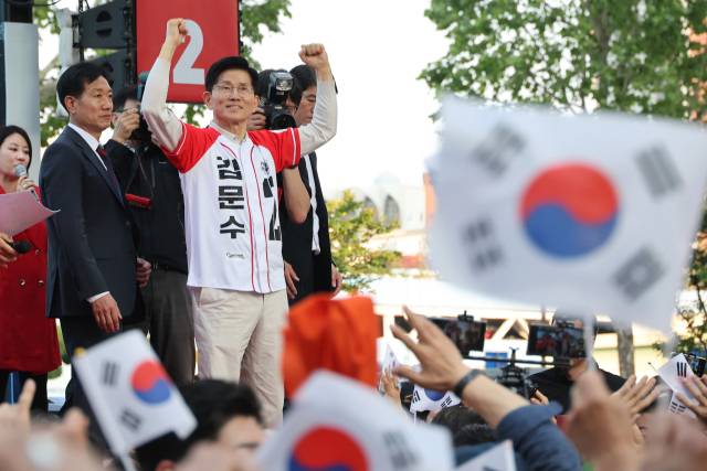 ▲국민의힘 김문수 대선 후보가 12일 대구 서문시장을 방문해 지지를 호소하고 있다. ⓒ연합뉴스