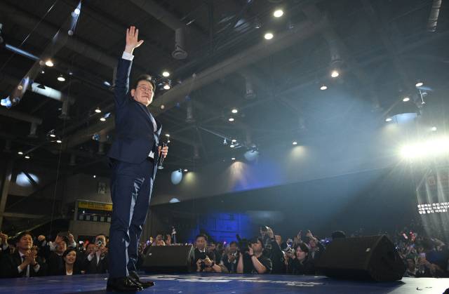 더불어민주당 대선 후보로 선출된 이재명 후보가 27일 경기 고양시 킨텍스에서 열린 '제21대 대통령선거 후보자 선출을 위한 수도권·강원·제주 경선 및 최종 후보자 선출 대회'에서 인사하고 있다. 조태형 기자