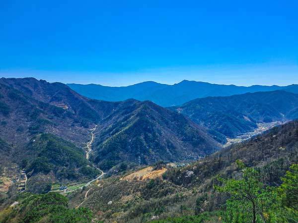 오산 능선에서 드러나는 호남정맥 산줄기.