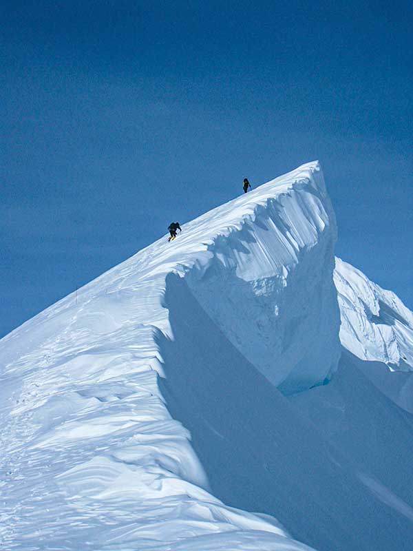 매킨리를 등반하는 대원들. 줄곧 악천후라 등정에 어려움을 겪었다.