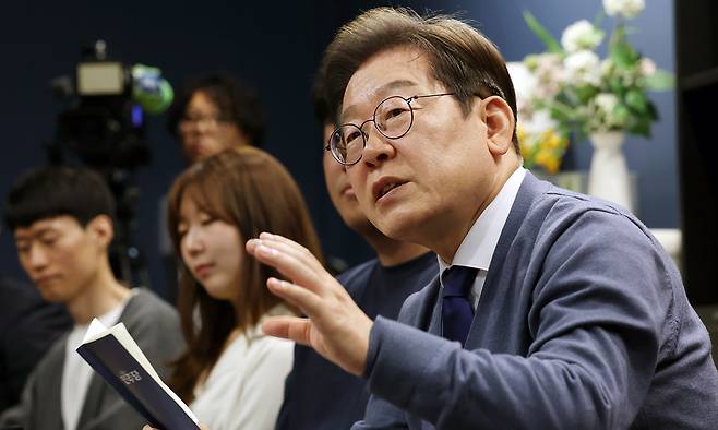 더불어민주당 이재명 대선 후보가 12일 경기 성남시 분당구 판교역 인근 미팅룸에서 열린 IT 개발자들과의 'K-혁신' 브라운백 미팅에서 대화하고 있다. 공동취재사진