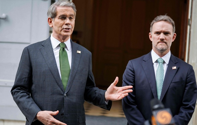 스콧 베선트 미국 재무장관(왼쪽)과 제이미슨 그리어 미국무역대표부 대표가 11일(현지시간) 스위스 제네바에서 미중 고위급 회담에 대해 기자들에게 이야기하고 있다. 연합뉴스