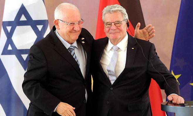2015년 5월 이스라엘·독일 수교 50주년을 맞아 독일을 방문한&nbsp;레우벤 리블린 이스라엘 대통령(왼쪽)이&nbsp;요아힘 가우크 독일 대통령과 서로 어깨를 감싸며 우정을 과시하고 있다. 연합뉴스