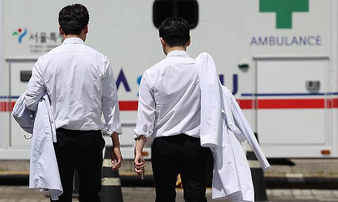 서울 시내의 한 대형병원에서 의료진들이 이동하고 있다. 뉴스1