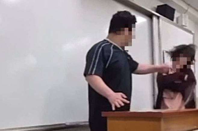 지난달 10일 서울 양천구의 한 고등학교 교실에서 고3 학생이 수업 중 휴대전화 사용을 제지하는 교사를 폭행했다. 사진=연합뉴스