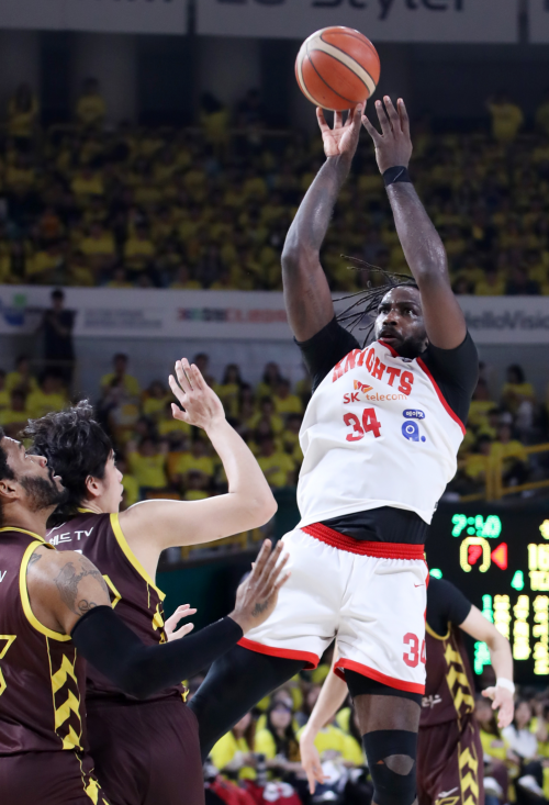 서울 SK 자밀 워니(오른쪽)가 11일 창원체육관에서 열린 2024~25 프로농구 챔피언결정전 4차전 창원 LG와의 원정 경기에서 슛하고 있다. 창원 뉴스1