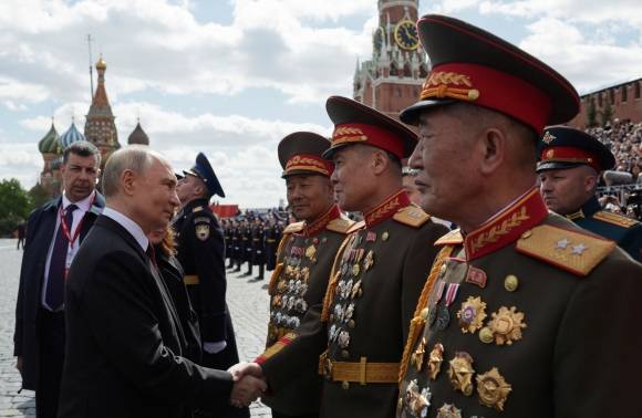 9일(현지시간) 러시아의 심장인 붉은광장에서 제2차 세계대전 승리(전승절) 80주년을 기념하는 대규모 열병식이 열린 가운데, 블라디미르 푸틴 대통령이 행사에 참석한 북한군 대표단과 악수하고 있다. 2025.5.9 모스크바 로이터 연합뉴스