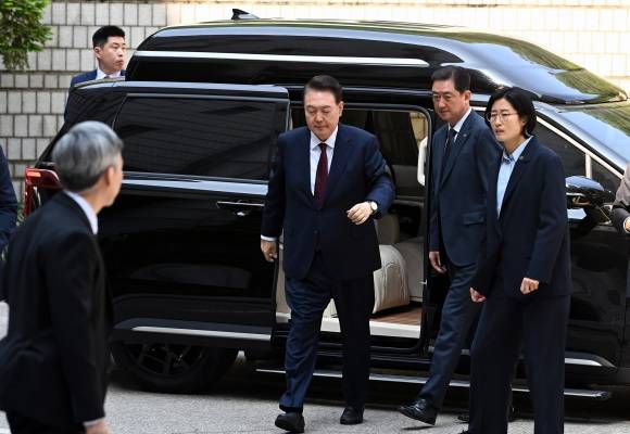 차에서 내리는 윤석열 전 대통령 - 윤석열 전 대통령이 12일 서울 서초구 서울중앙지법에서 열린 내란 우두머리 혐의, 직권남용 권리행사방해 혐의 사건 3차 공판에 출석하기 위해 차에서 내리고 있다. 2025.5.12 사진공동취재단