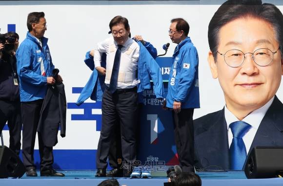 12일 오전 서울 광화문 청계광장에서 더불어민주당 이재명 대선 후보의 공식 선거운동의 시작을 알리는 출정식이 열렸다. 이 후보가 방탄복을 착용한 가운데 선거운동복을 입고 있다. 2025.5.12 홍윤기 기자