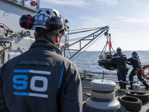 자폭무기로 개조된 제트스키를 내리고 있는 프랑스 해군. 출처=프랑스 국방부