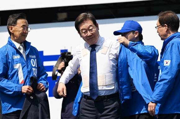 이재명 더불어민주당 대통령 후보가 제21대 대통령선거 공식 선거운동이 시작된 12일 서울 종로구 청계광장에서 열린 중앙선거대책위원회 출정식에 참석했다. 이 후보는 방탄복 위에 선거 운동복을 입고 무대에 섰다. 2025.5.12 홍윤기 기자