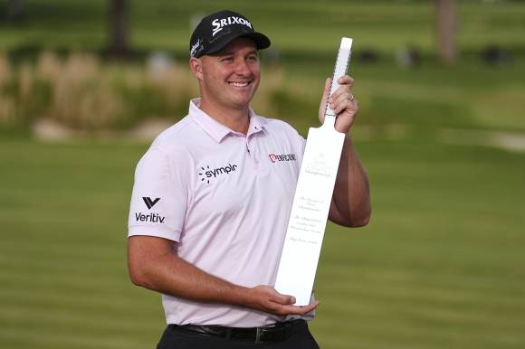 슈트라카, 트루이스트 챔피언십 정상 등극 - [플라워타운=AP/뉴시스] 제프 슈트라카(오스트리아)가 11일(현지 시간) 미 펜실베이니아주 플라워타운의 필라델피아 크리켓 클럽에서 열린 미국프로골프(PGA) 투어 트루이스트 챔피언십 정상에 올라 트로피를 들고 포즈를 취하고 있다. 스트라카는 최종 합계 16언더파 264타로 우승컵을 들어 올렸다. 2025.05.12.   <저작권자ⓒ 공감언론 뉴시스통신사. 무단전재-재배포 금지.>