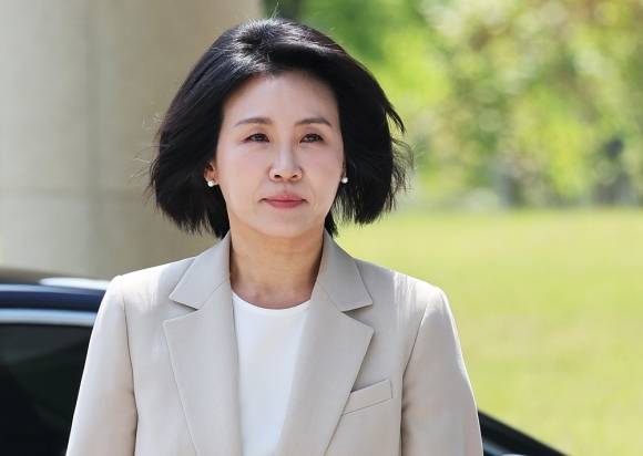 항소심 선고공판 출석하는 김혜경 씨 - 공직선거법 위반 혐의로 기소돼 1심에서 벌금형을 선고받은 더불어민주당 이재명 대선후보 배우자 김혜경 씨가 12일 경기도 수원시 영통구 수원고등법원에서 열린 항소심 선고공판에 출석하고 있다. 김씨는 이재명 대선후보가 경기도지사이던 2021년 8월 2일 서울 모 식당에서 민주당 전·현직 국회의원 배우자 3명, 자신의 운전기사와 수행원 등 모두 6명에게 경기도 법인카드로 10만4천원 상당의 식사를 제공한 혐의로 지난해 2월 14일 불구속 기소돼 1심에서 벌금 150만원을 선고받았다. 2025.5.12 연합뉴스