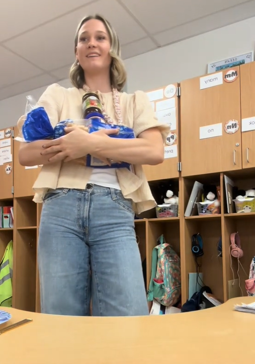 미국에서 한 초등학교 교사가 글쓰기 수업을 진행하던 중 학생들에게 ‘디테일’에 대한 깨달음을 주기 위해 땅콩버터와 딸기잼을 몸에 바른 사연이 화제다. 틱톡 캡처