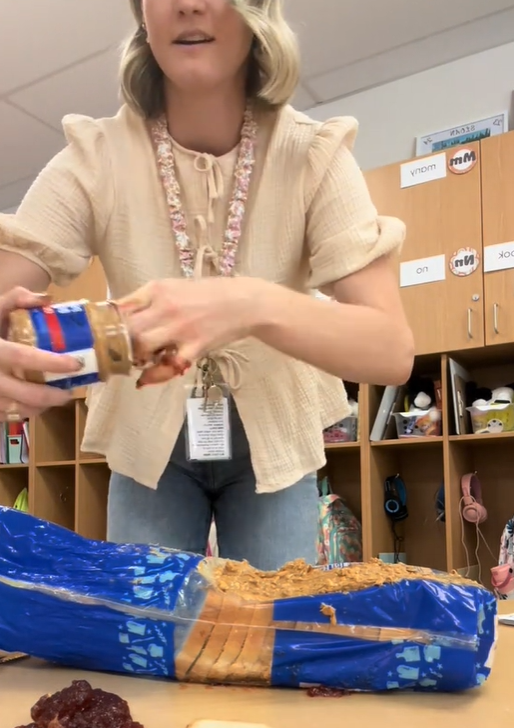 미국에서 한 초등학교 교사가 글쓰기 수업을 진행하던 중 학생들에게 ‘디테일’에 대한 깨달음을 주기 위해 땅콩버터와 딸기잼을 몸에 바른 사연이 화제다. 틱톡 캡처