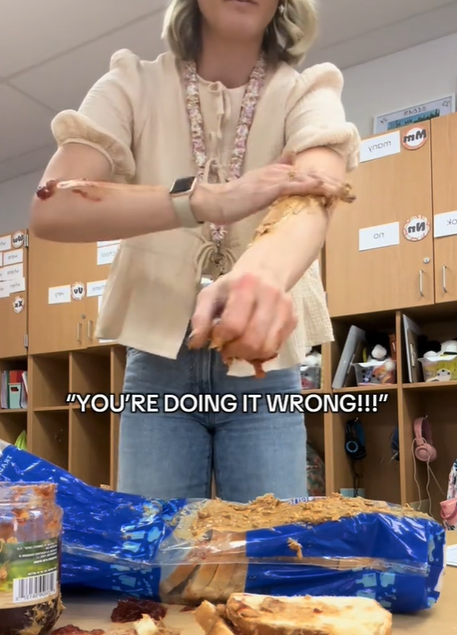 미국에서 한 초등학교 교사가 글쓰기 수업을 진행하던 중 학생들에게 ‘디테일’에 대한 깨달음을 주기 위해 땅콩버터와 딸기잼을 몸에 바른 사연이 화제다. 틱톡 캡처