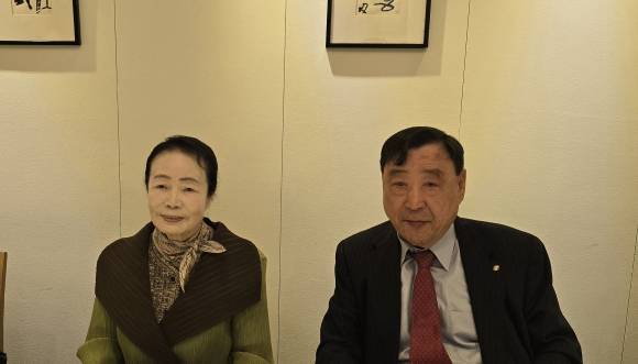 올해 10회째를 맞는 조형아트서울의 조직위원장을 맡은 이희범(오른쪽) 부영그룹 회장과  운영위원장을 맡은 손성례(왼쪽) 청작화랑 대표. 윤수경 기자