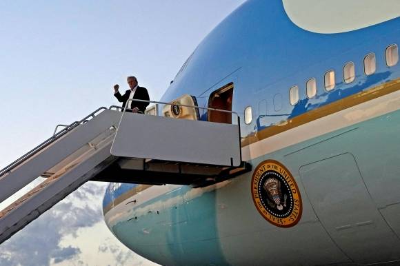 도널드 트럼프 미국 대통령이 11일(현지시간) 플로리다주 웨스트팜비치 팜비치 국제공항에 착륙한 에어포스원에서 내리고 있다. 2025.4.11 팜비치 로이터 연합뉴스