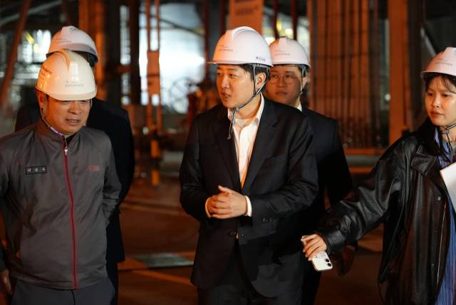 이준석 개혁신당 대선 후보가 12일 새벽 전남 여수 국가산업단지 금호피앤비화학 여수2공장을 둘러보고 있다. 사진제공=이준석 캠프