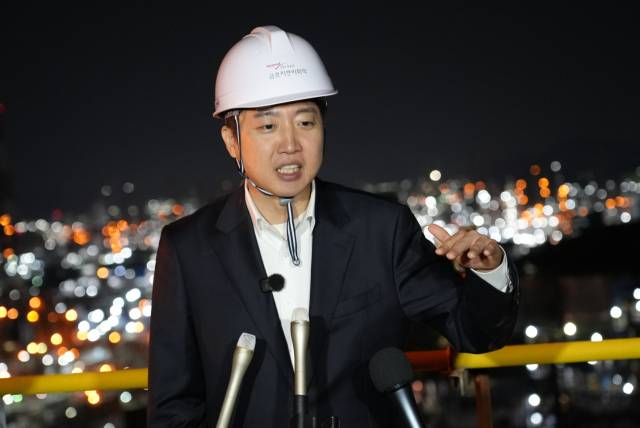 이준석 개혁신당 대선 후보가 12일 새벽 전남 여수 국가산업단지 금호피앤비화학 여수2공장을 둘러보고 있다. 사진제공=이준석 캠프