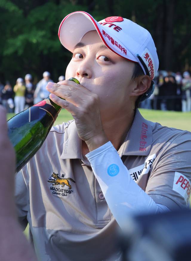 11일 아람코 챔피언십 우승 뒤 축하 샴페인 맛을 보는 김효주. 연합뉴스