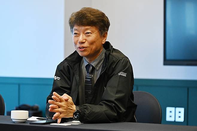 질문에 답하는 한명석 아주자동차대학교 총장. 사진 김학수 기자