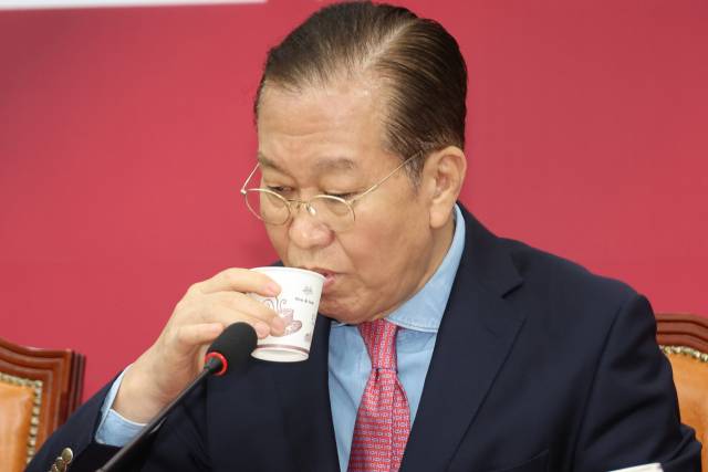 권영세 전 국민의힘 비상대책위원장이 10일 서울 여의도 국회에서 사상 초유의 대선 후보 교체에 대한 입장을 밝힌 뒤 물을 마시고 있다. 연합뉴스