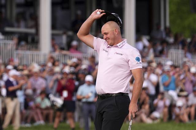 12일 트루이스트 챔피언십에서 우승하며 모자를 벗는 제프 슈트라카. AP연합뉴스