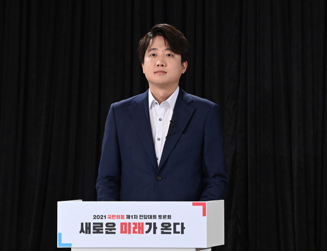 2021년 국민의힘 당대표에 출마한 이준석 후보가 서울 용산구 효창동 백범김구기념관에서 열린 국민의힘 제1차 전당대회 ‘오른소리 토론회’ 에 참석해 토론 준비를 하고 있다. 성형주 기자