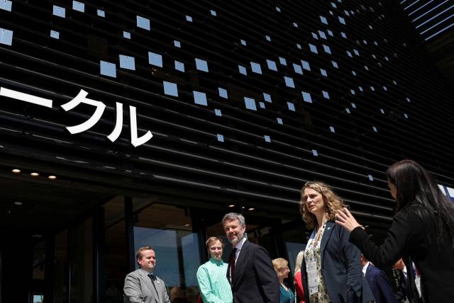 지난 달 일본 오사카 엑스포에 참여한 관람객들이 전시장으로 들어서고 있다. /로이터연합뉴스