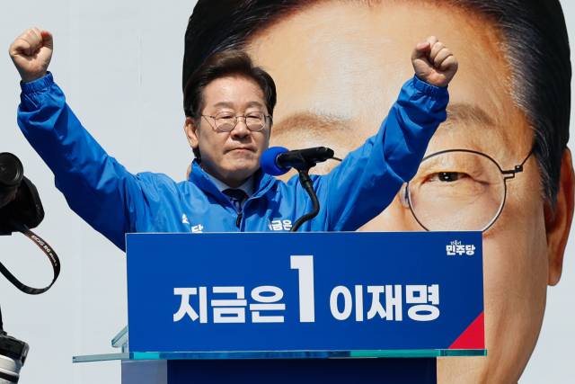 더불어민주당 이재명 대선 후보가 6·3 대통령선거 공식 선거운동 첫날인 12일 서울 광화문 청계광장에서 열린 출정식 및 첫 유세에서 연설을 마친 후 손을 들어 인사하고 있다. 연합뉴스