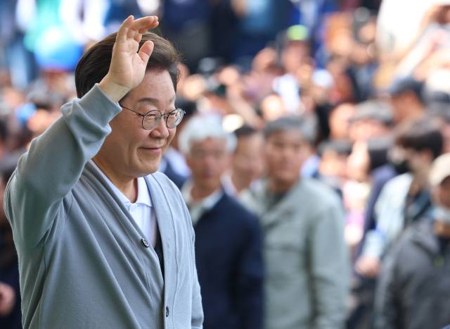 이재명 더불어민주당 대선 후보가 11일 전남 해남군 해남읍 군민광장을 방문해 연설에 앞서 지지자들에게 인사를 하고 있다. 연합뉴스