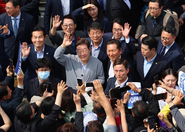 남도문화벨트 골목골목 경청투어에 나선 더불어민주당 이재명 대선 후보가 11일 전남 영암군 학산면 독천낙지거리를 찾아 지지자들에게 인사하고 있다. 연합뉴스