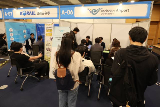 9일 서울 중구 대한상공회의소에서 국가보훈부가 개최한 '2025 보훈 취업박람회'를 찾은 구직자들이 취업상담을 하고 있다. 연합뉴스