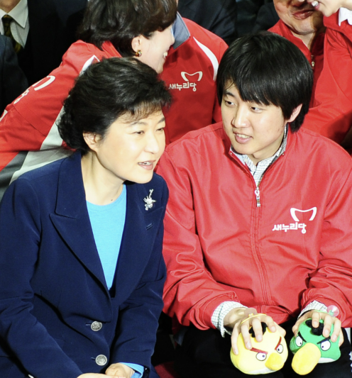 이준석(오른쪽) 개혁신당 대선 후보가 한나라당 비대위원 시절 박근혜 당시 비대위원장과 대화하는 모습. 사진제공=이준석 캠프