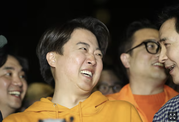 이준석 개혁신당 대선 후보가 지난해 4월 10일 총선에서 당선을 확정 지으며 캠프 관계자들과 기뻐하고 있다. 사진제공=이준석 캠프