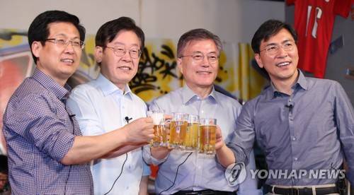 지난 2017년 당시 문재인 더불어민주당 대선 후보와 함께 경선을 벌인 안희정 충남지사, 이재명 성남시장, 최성 고양시장이 서울의 한 호프집에서 회동하고 있다. 연합뉴스