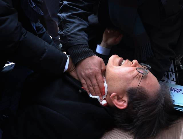 지난 2024년 1월 2일 부산 가덕도 신공항 부지를 둘러본 후 기자들과 문답을 진행하던 중 왼쪽 목 부위를 습격당해 피를 흘린 채 쓰러진 모습. 연합뉴스