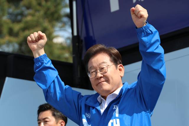 이재명 더불어민주당 대선 후보가 6·3 대통령선거 공식 선거운동 첫날인 12일 경기 화성시 동탄 센트럴파크 음악분수중앙광장 유세장에서 시민들에게 지지를 호소하고 있다.연합뉴스