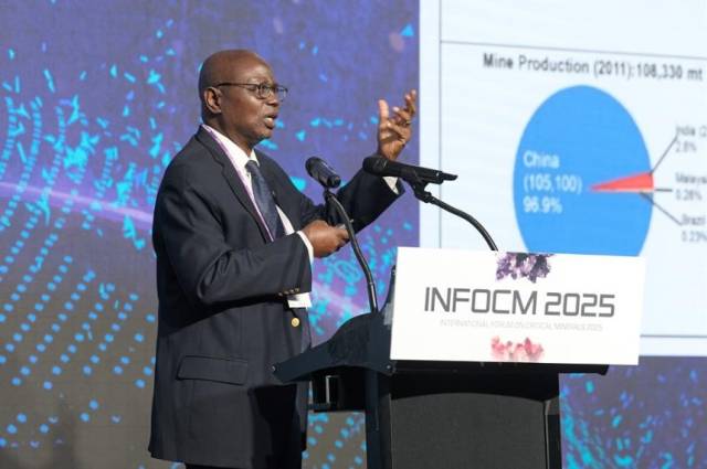올루벵가 오쿤롤라 아프리카 지질학회장이 12일 서울 여의도 콘래드서울에서 열린 '2025 핵심광물 국제포럼'에서 기조강연을 하고 있다. 오쿤롤라 회장은 ""미국과 중국 두 국가에만 문을 열어 놓은 것이 아니다"며 "한국 기업이 넓게 보고 투자하면 좋겠다"고 말했다. 사진 제공= 한국지질자원연구원