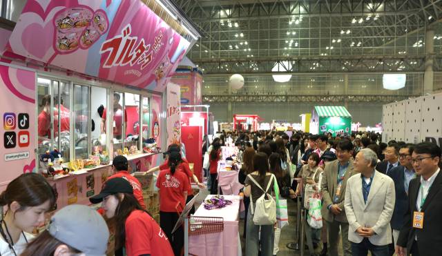 11일 케이콘 재팬 2025를 방문한 유인촌 문체부 장관이 삼양식품 부스를 둘러보고 있다. 사진 제공=문체부